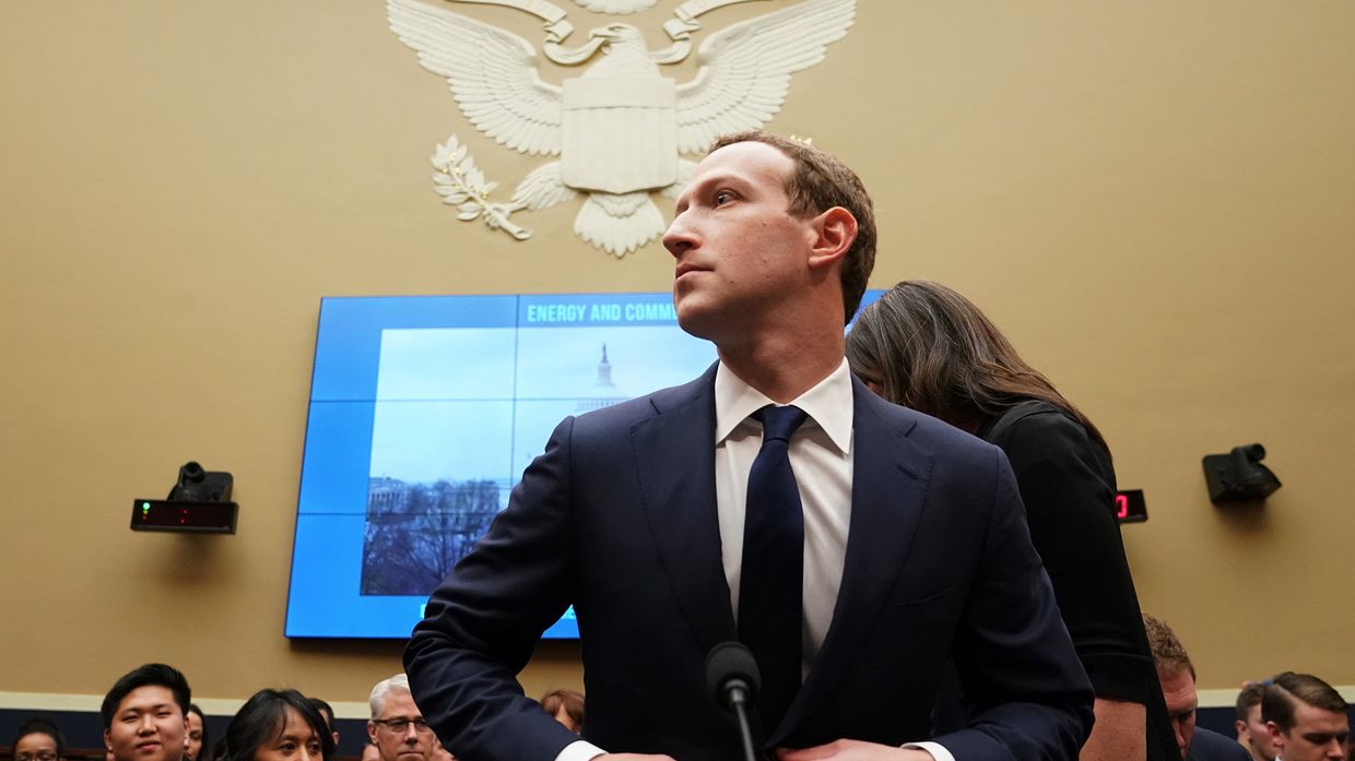 Генеральный директор Facebook Марк Цукерберг дает показания на Капитолийском холме в Вашингтоне