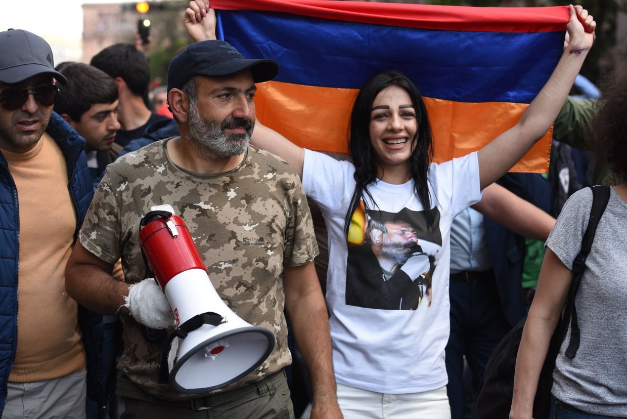 Никол Пашинян на митинге в Ереване в связи с отставкой премьер-министра Сержа Саргсяна Никол Пашинян на митинге в Ереване в связи с отставкой премьер-министра Сержа Саргсяна