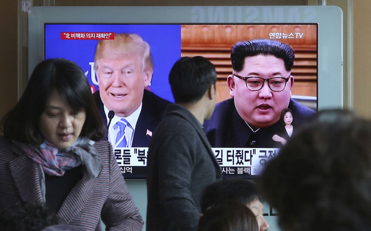 Президент США Дональд Трамп и лидер Северной Кореи Ким Чен Ын на экране телевизора в Сеуле