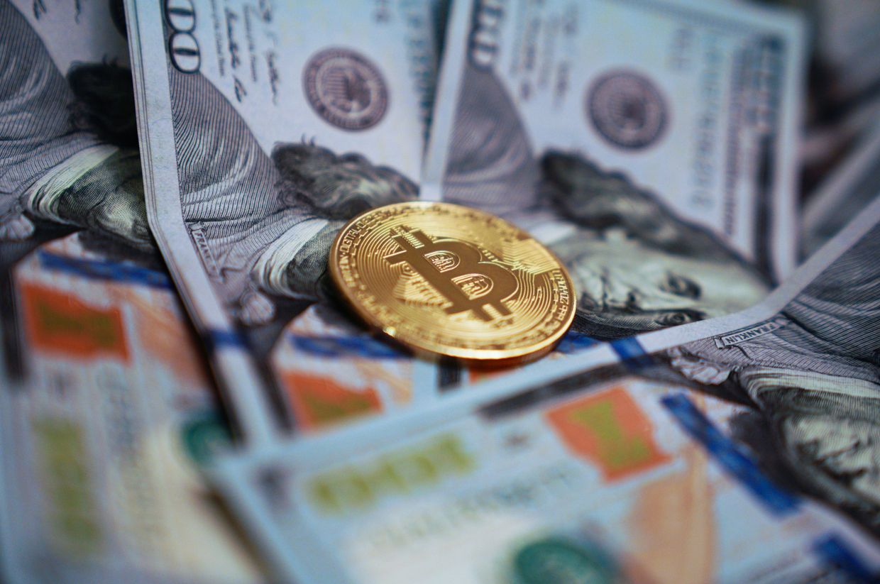 Сувенирная монета с логотипом криптовалюты биткоин