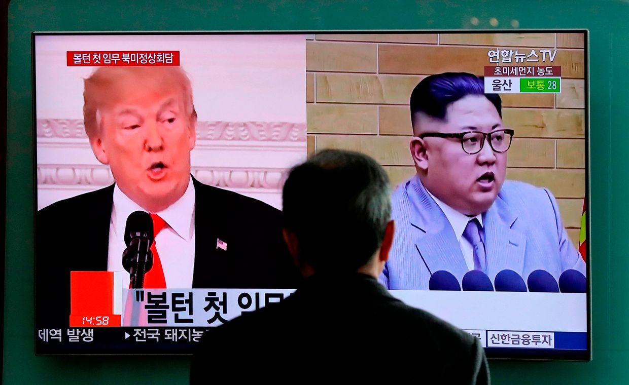 Портреты Дональда Трампа и Ким Чен Ына на экране телевизора в Сеуле, Южная Корея