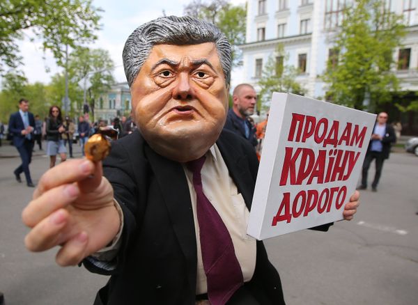 Участники протестной акции против действующего президента Украины Петра Порошенко у здания Администрации президента в Киеве Участники протестной акции против действующего президента Украины Петра Порошенко у здания Администрации президента в Киеве