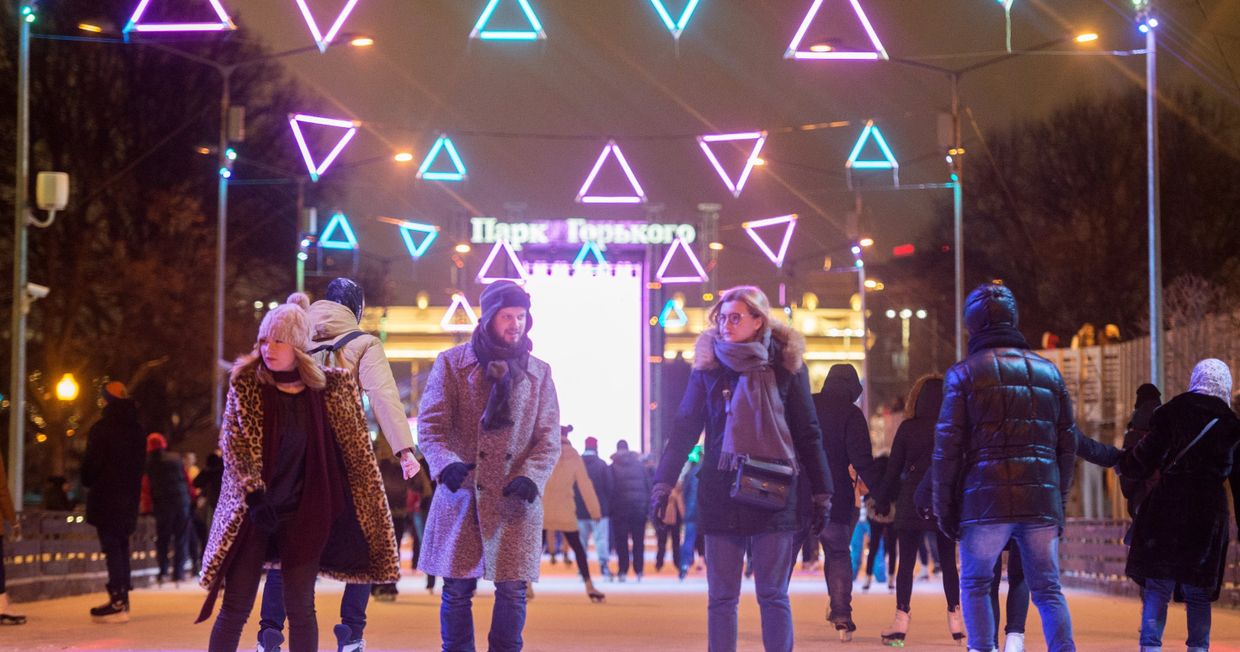 Отдыхающие на открытии Стрит-катка в Парке Горького в Москве