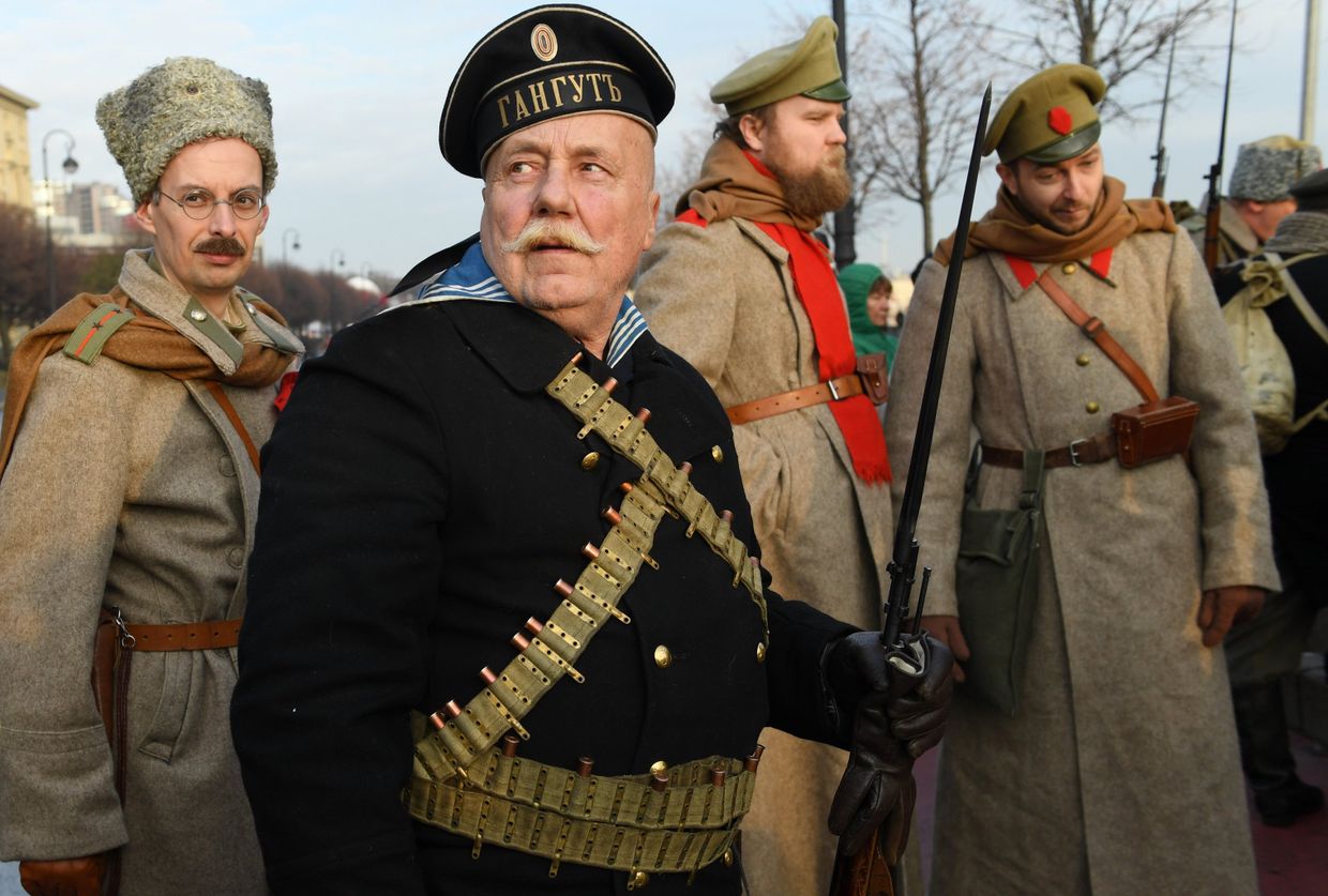 Участники интерактивной исторической реконструкции «Петроград 1917», посвященной 100-летию Октябрьской революции, в Санкт-Петербурге.
