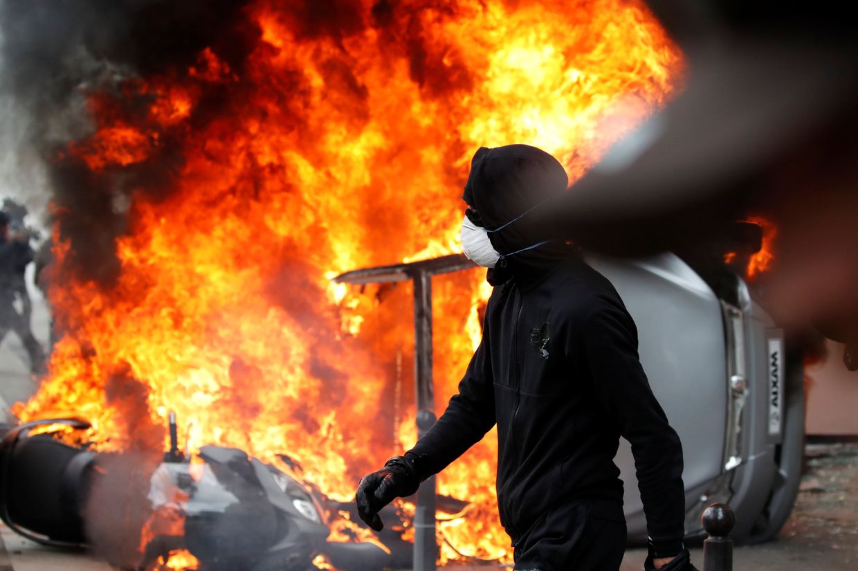 Во время первомайской демонстрации в Париже. 1 мая 2018
