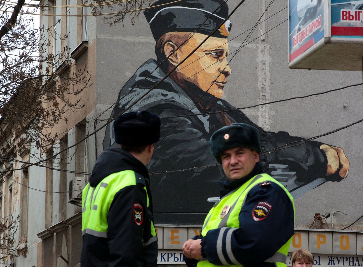 Сотрудники ДПС на фоне граффити с изображением президента России Владимира Путина в Симферополе Сотрудники ДПС на фоне граффити с изображением президента России Владимира Путина в Симферополе