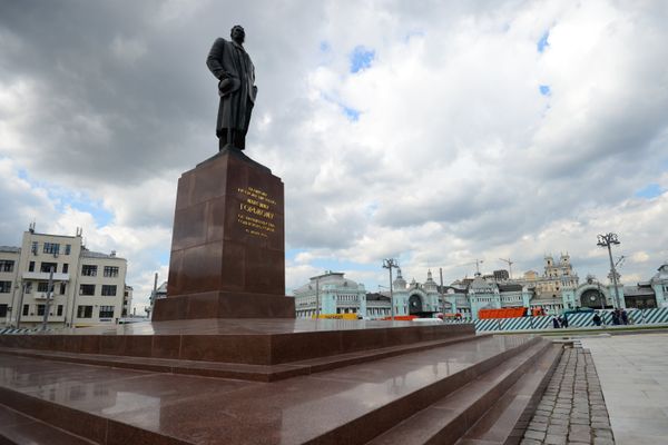 Памятник Максиму Горькому на площади Тверская Застава в Москве