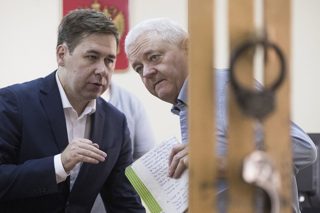 Норвежец Фроде Берг, обвиняемый в шпионаже общается со своим адвокатом Ильей Новиковым