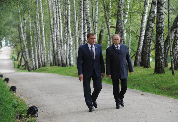 Владимир Путин и Алексей Дюмин во время посещения Государственного заповедника «Музей-усадьба Л. Н. Толстого „Ясная Поляна“».