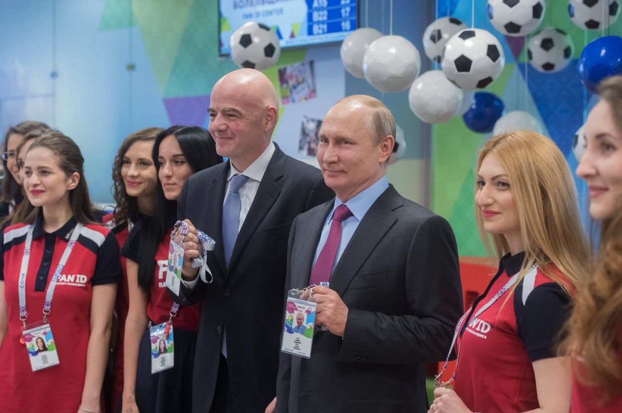 Президент РФ Владимир Путин и президент FIFA Джанни Инфантино во время посещения в Сочи Центра выдачи паспортов болельщиков чемпионата мира по футболу 2018 в России. 3 мая 2018 года