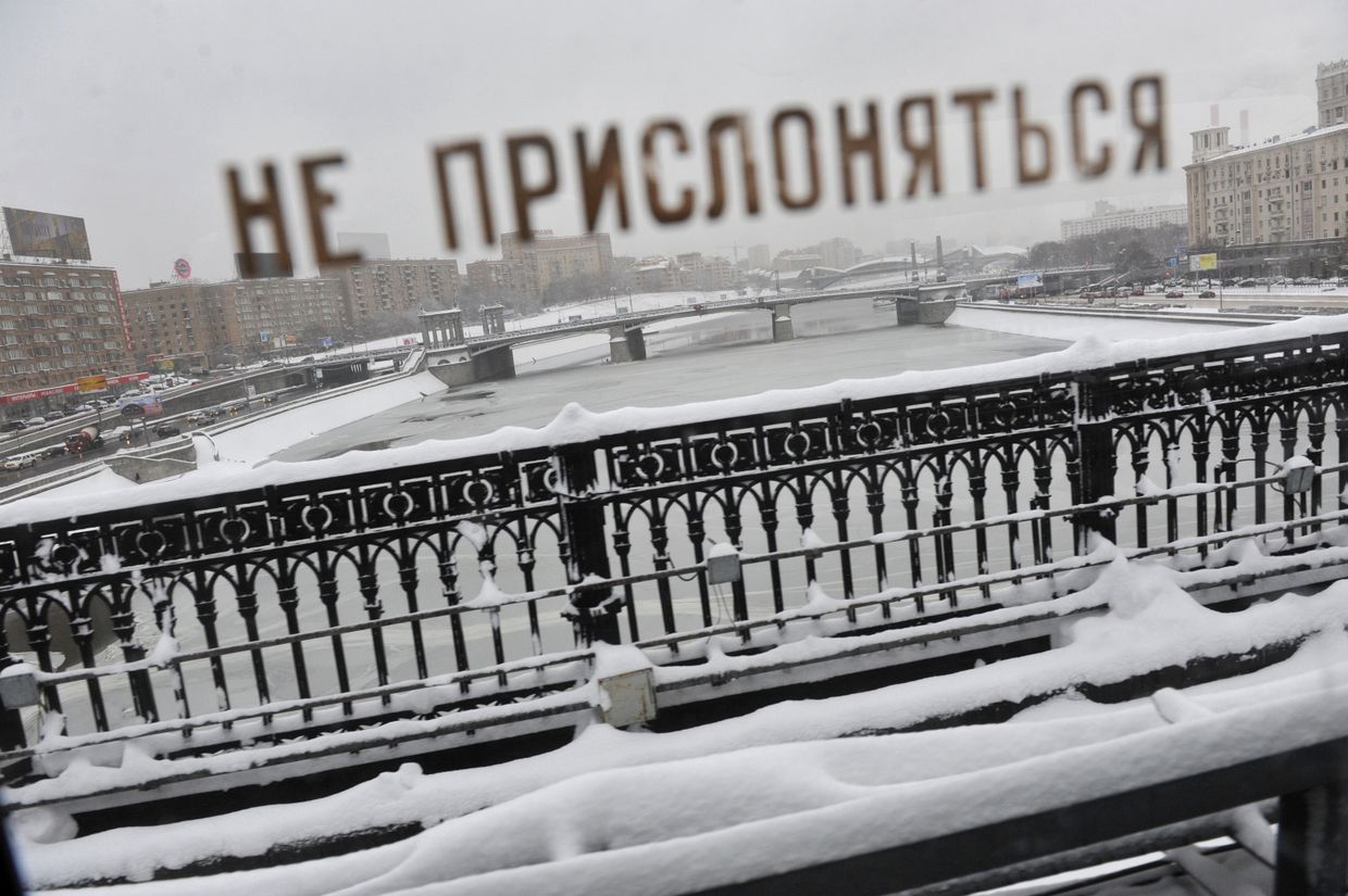 Вид из вагона поезда московского метрополитена Вид из вагона поезда московского метрополитена