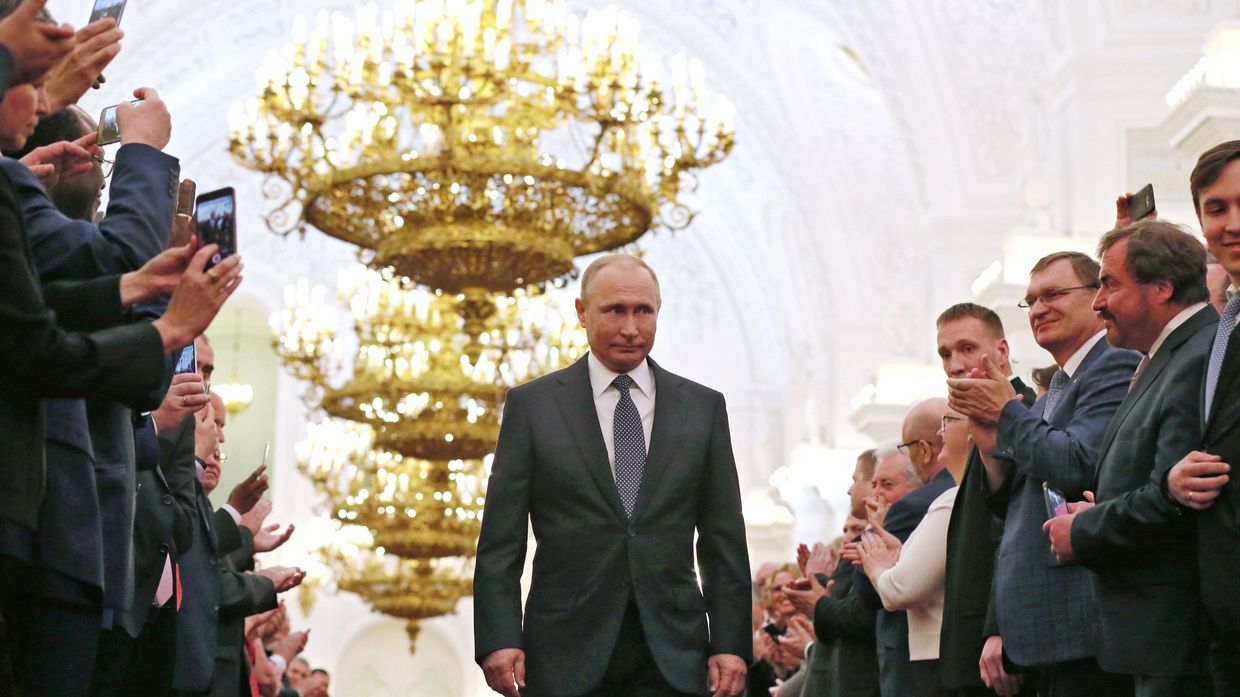 Избранный президент РФ Владимир Путин во время церемонии инаугурации в Кремле. 7 мая 2018 Избранный президент РФ Владимир Путин во время церемонии инаугурации в Кремле. 7 мая 2018