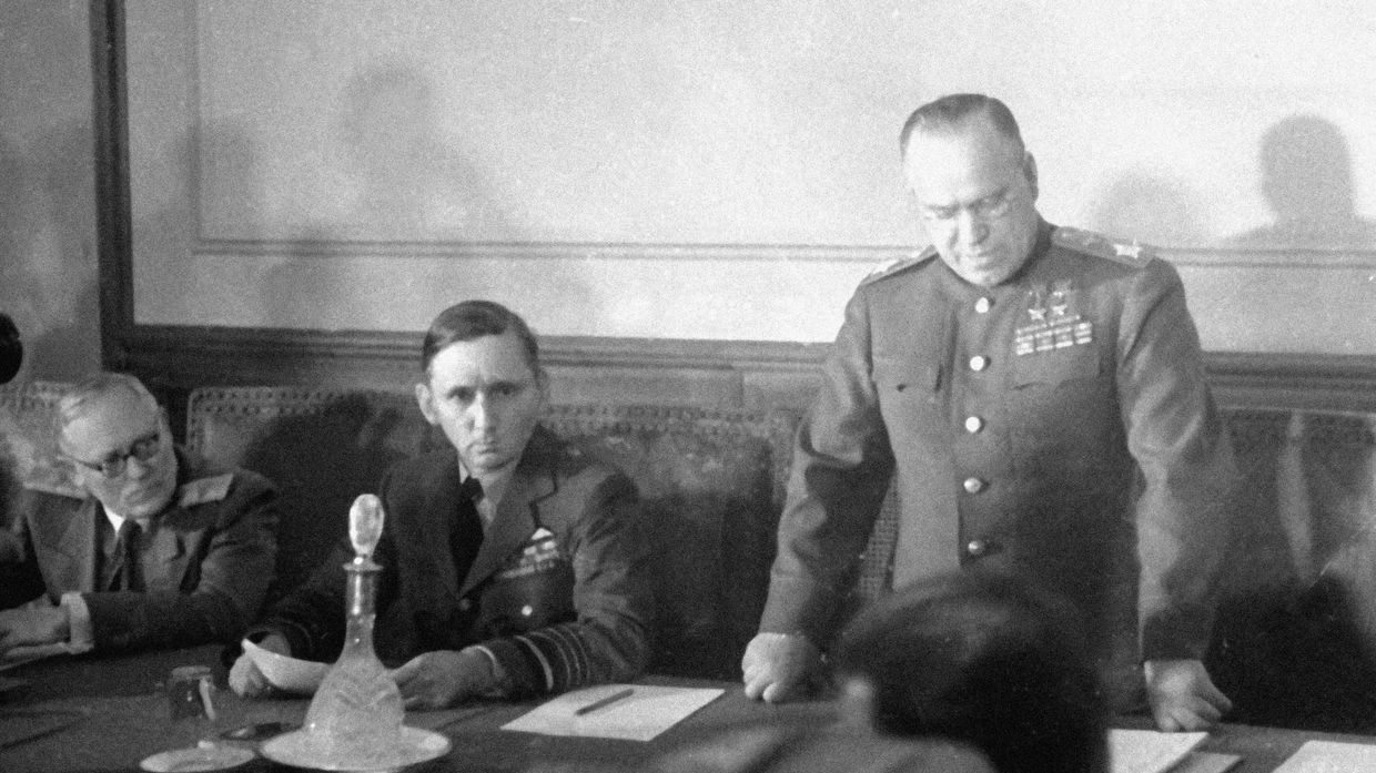 Маршал Советского Союза Георгий Константинович Жуков зачитывает акт о безоговорочной капитуляции Германских вооруженный сил
