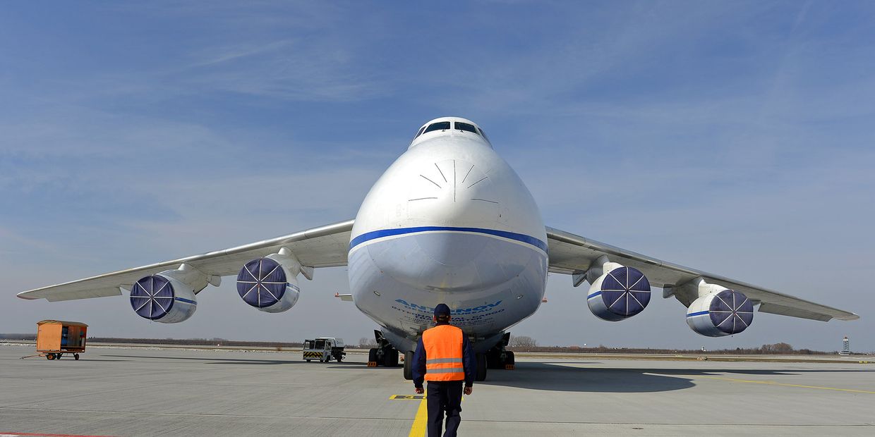 Транспортный самолет Ан-124 в Лейпциге, Германия Транспортный самолет Ан-124 в Лейпциге, Германия