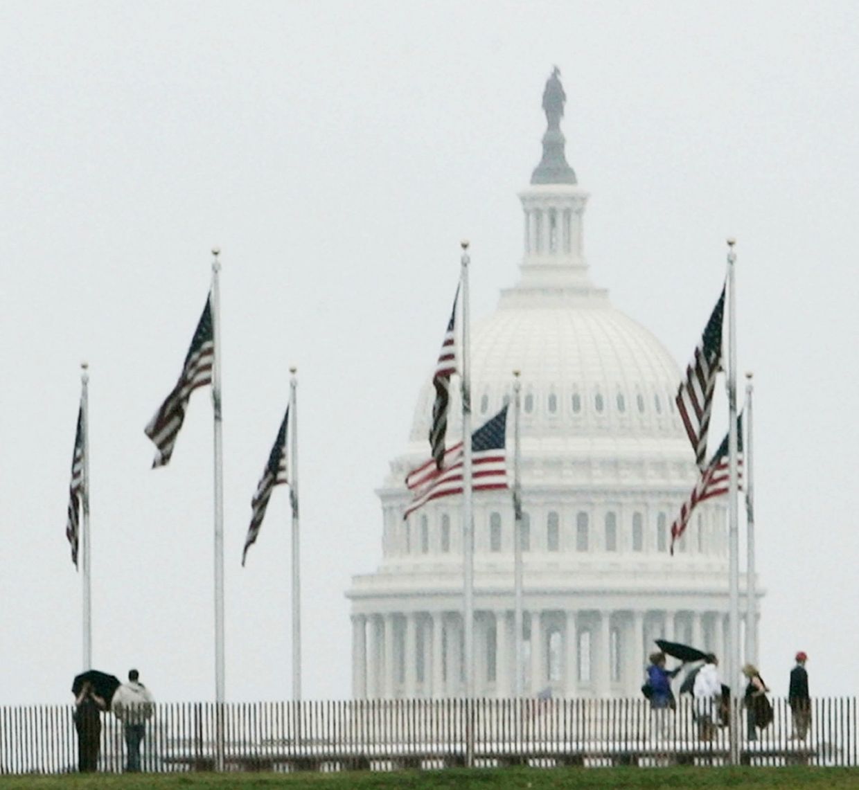 Люди возле Монумента Вашингтона в США