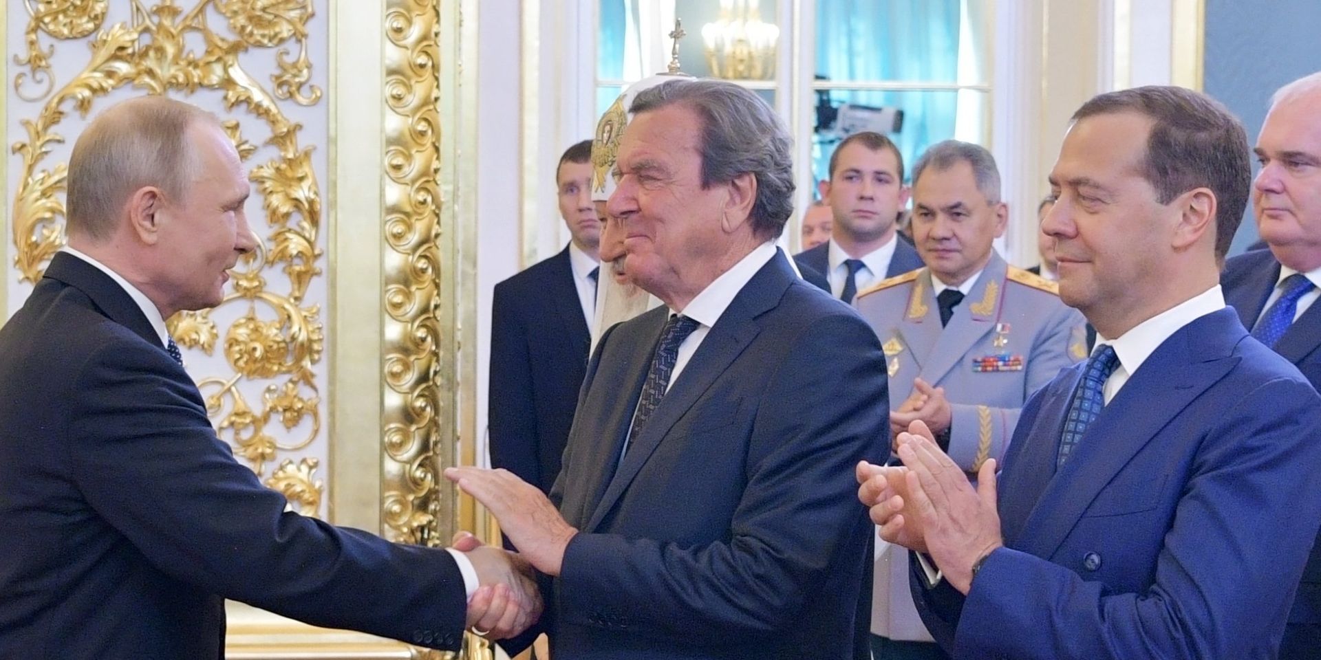 Избранный президент РФ Владимир Путин, председатель правительства РФ Дмитрий Медведев и экс-канцлер Германии Герхард Шредер во время церемонии инаугурации в Кремле. 7 мая 2018 - ИноСМИ, 1920, 02.03.2023
