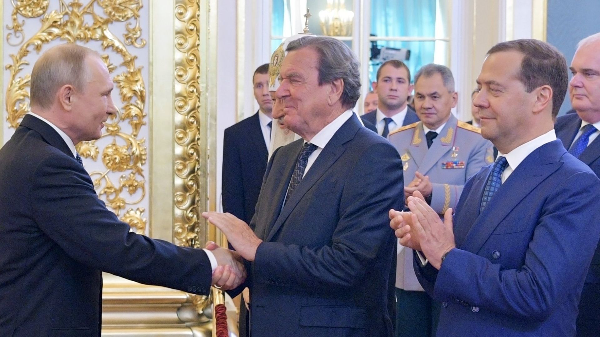 Избранный президент РФ Владимир Путин, председатель правительства РФ Дмитрий Медведев и экс-канцлер Германии Герхард Шредер во время церемонии инаугурации в Кремле. 7 мая 2018 - ИноСМИ, 1920, 02.03.2023