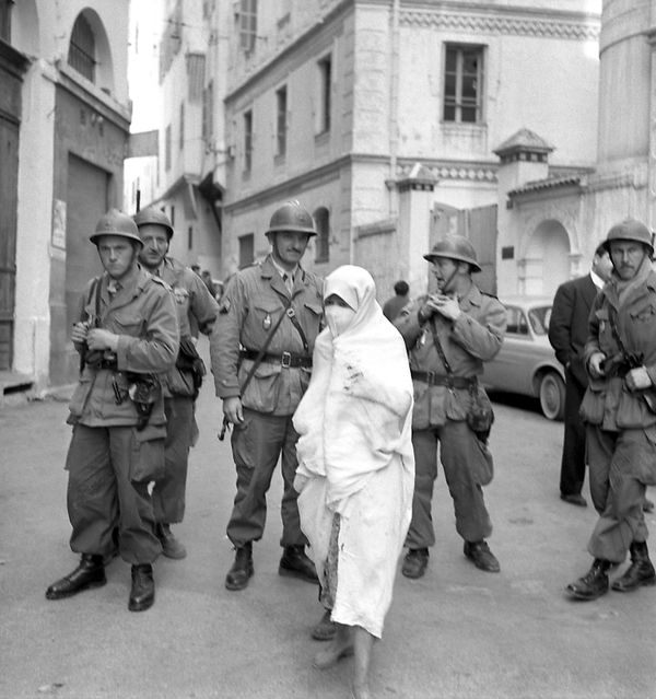 Женщина в хиджабе под взглядом французских военных, 1960 год