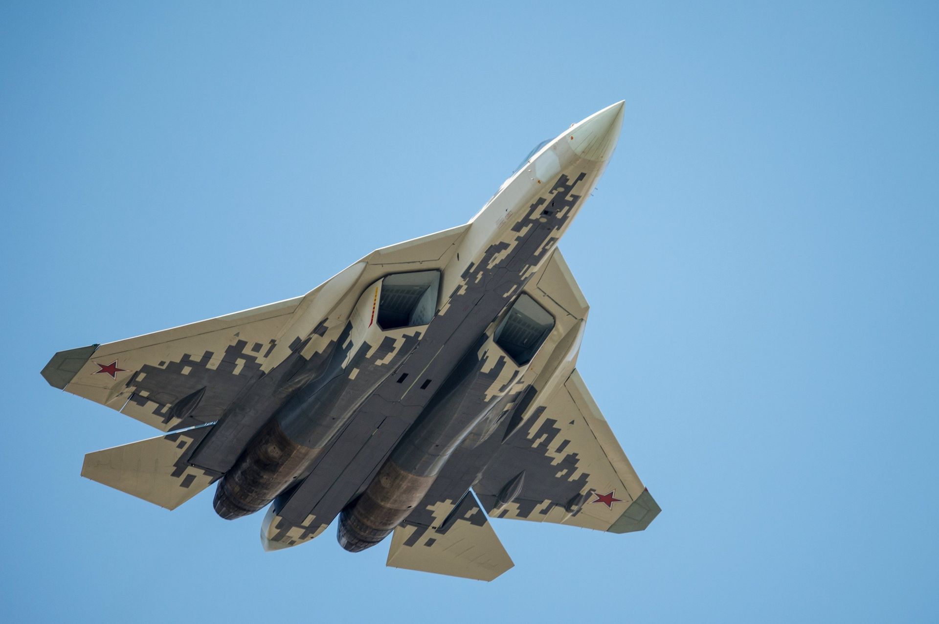 Многофункциональный истребитель Су-57 на репетиции воздушной части парада Победы в Москве Многофункциональный истребитель Су-57 на репетиции воздушной части парада Победы в Москве - ИноСМИ, 1920, 25.11.2020