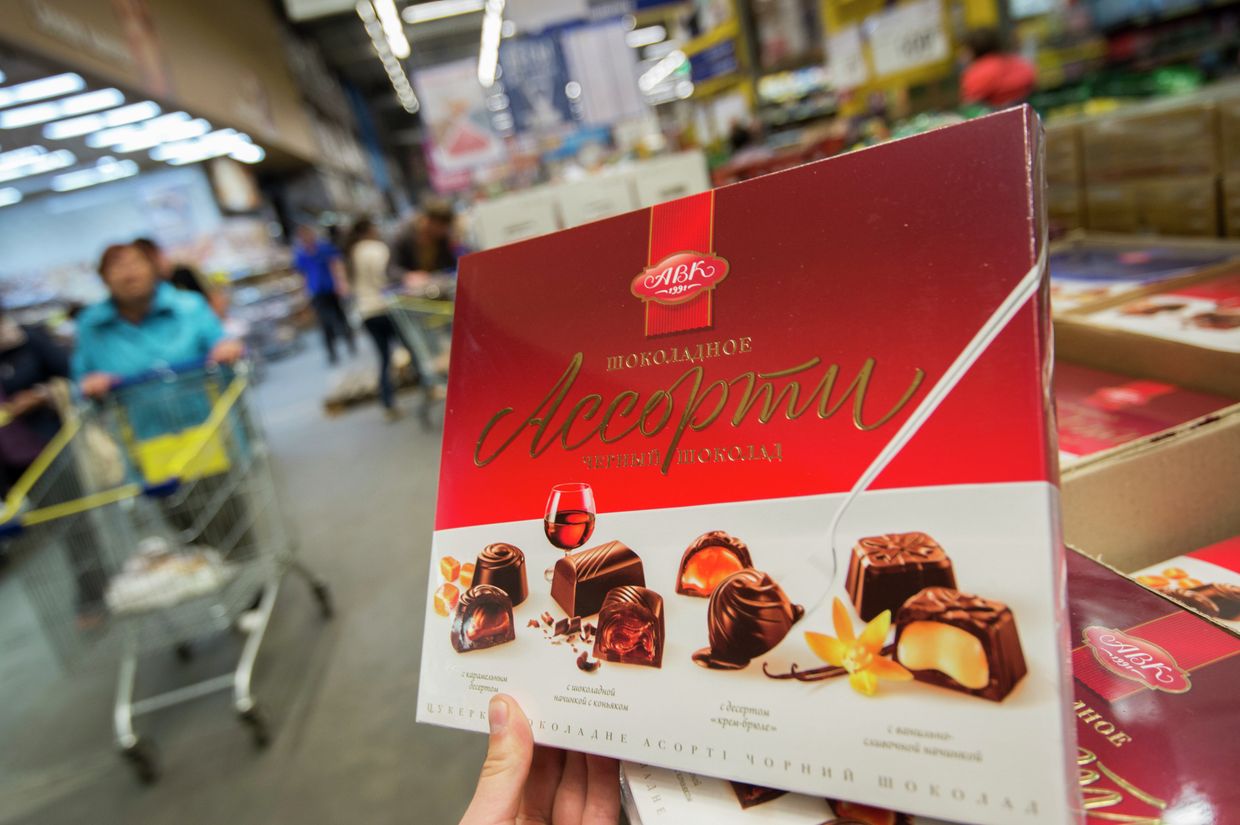 Кондитерская продукция украинских производителей на прилавке магазина