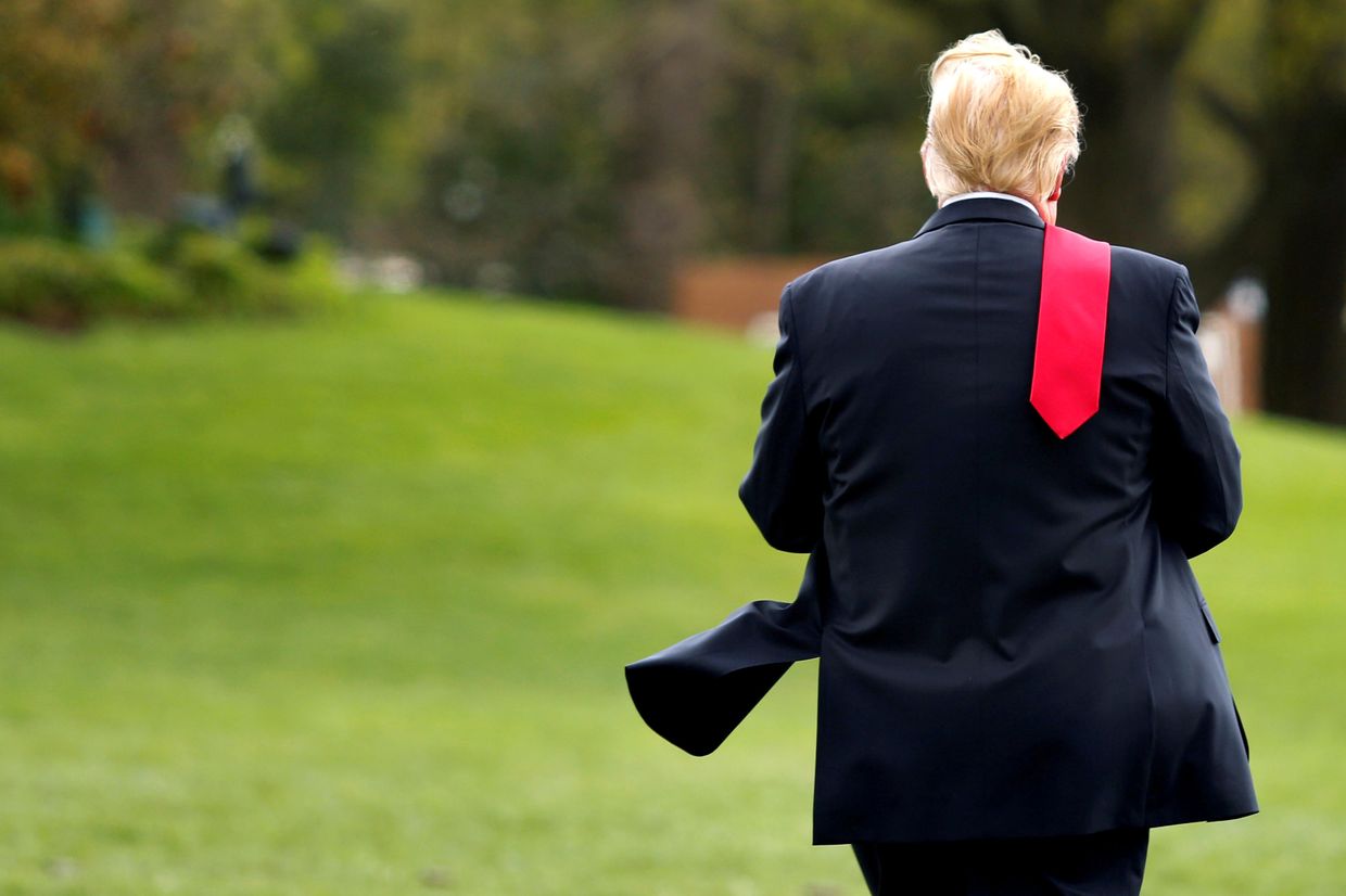 Президент США Дональд Трамп на Южной лужайке Белого дома в Вашингтоне перед отъездом в Мичиган