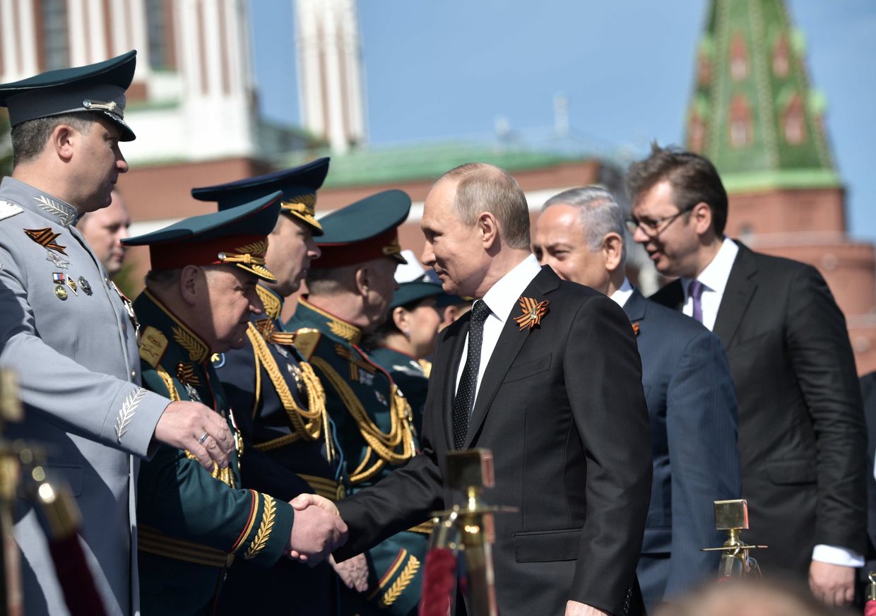 Владимир Путин и Биньямин Нетаньяху во время военного парада в ознаменование 73-й годовщины Победы в Великой Отечественной войне 1941–1945 годов на Красной площади в Москве. 9 мая 2018