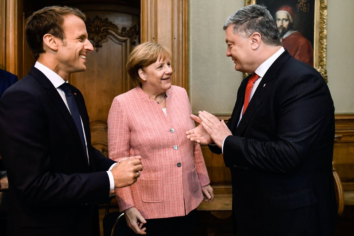Президент Франции Эммануэль Макрон, канцлер Германии Ангела Меркель и президент Украины Петр Порошенко во время встречи в городе Аахен в Германии. 10 мая 2018