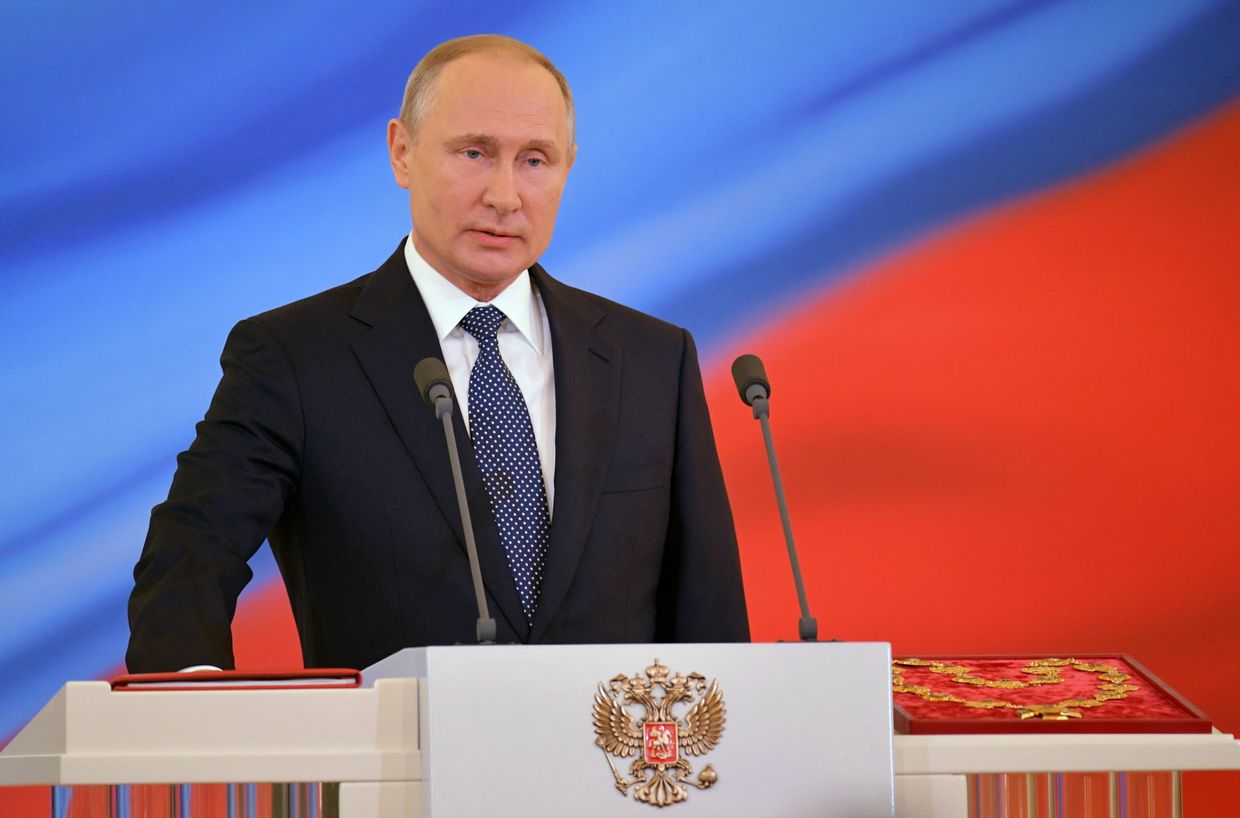 Избранный президент РФ Владимир Путин во время церемонии инаугурации в Кремле. 7 мая 2018 Избранный президент РФ Владимир Путин во время церемонии инаугурации в Кремле. 7 мая 2018