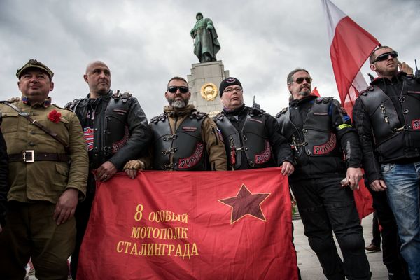 Участники мотоклуба Ночные волки у Мемориала павшим советским воинам в Тиргартене в Берлине
