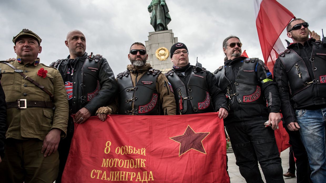 Участники мотоклуба Ночные волки у Мемориала павшим советским воинам в Тиргартене в Берлине
