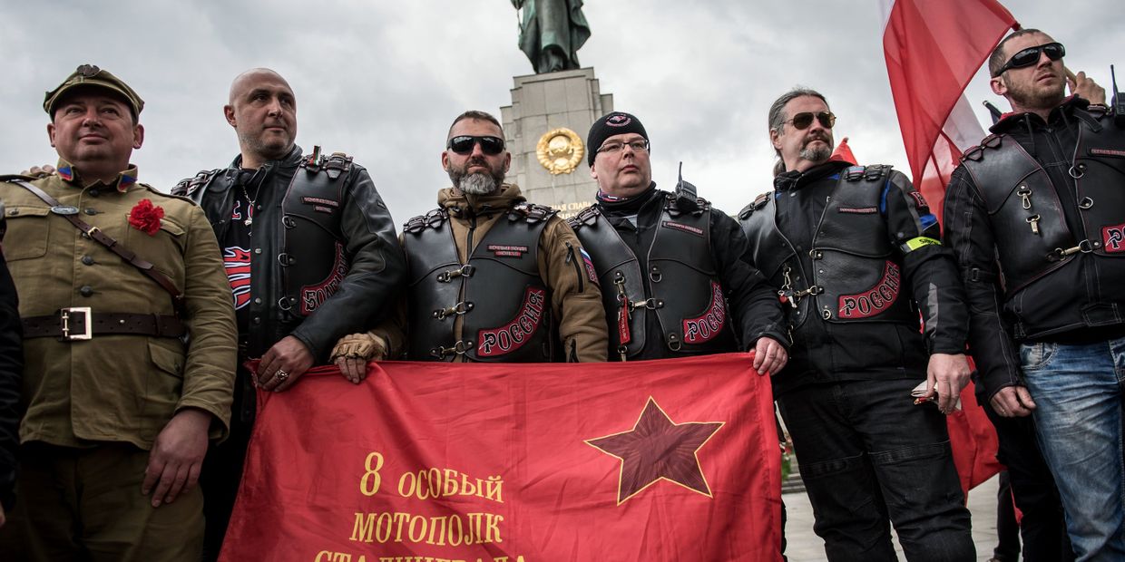 Участники мотоклуба Ночные волки у Мемориала павшим советским воинам в Тиргартене в Берлине