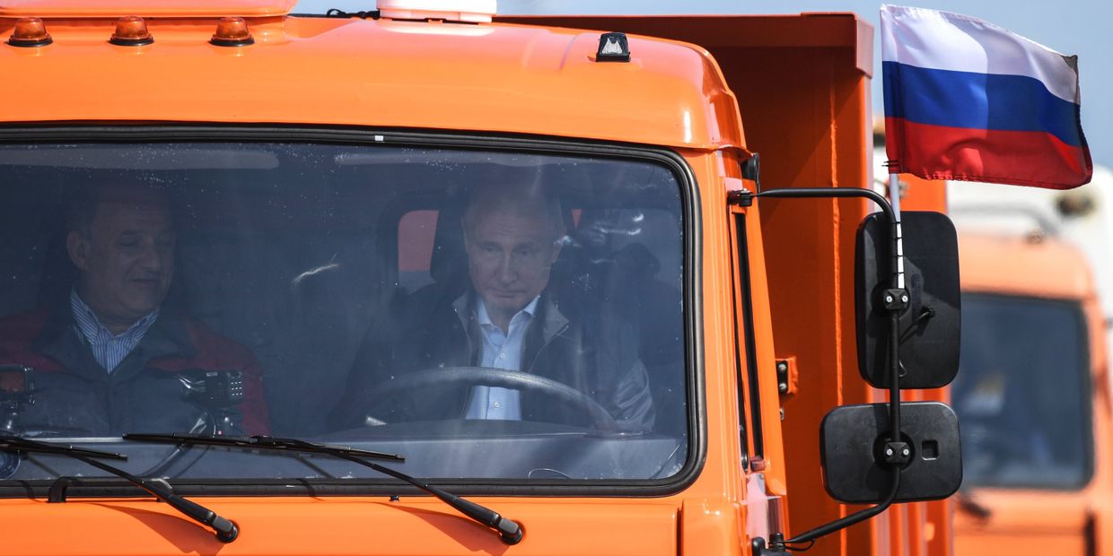 Президент РФ Владимир Путин за рулем автомобиля КамАЗ во время открытия Крымского моста Президент РФ Владимир Путин за рулем автомобиля КамАЗ во время открытия Крымского моста