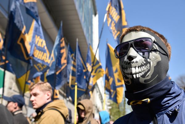 Акция протеста радикалов у здания украинского филиала Сбербанка в Киеве. 10 апреля 2017