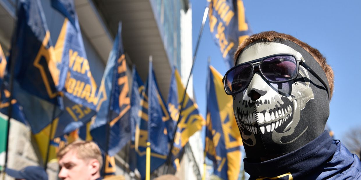 Акция протеста радикалов у здания украинского филиала Сбербанка в Киеве. 10 апреля 2017