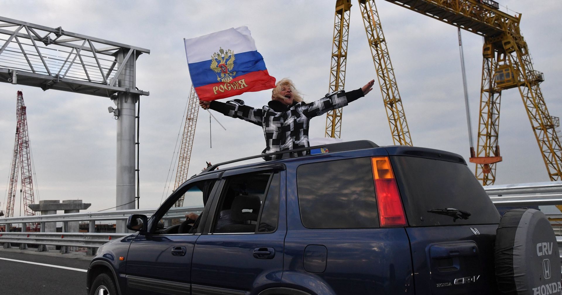 Начало автомобильного движения по Крымскому мосту Начало автомобильного движения по Крымскому мосту - ИноСМИ, 1920, 23.12.2020