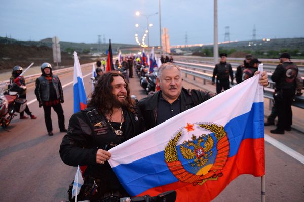 Начало автомобильного движения по Крымскому мосту
