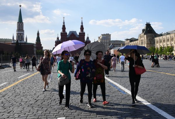 Туристы гуляют на Красной площади в Москве