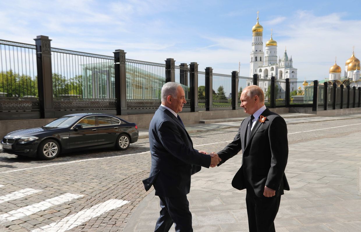 Президент РФ В.Путин и премьер-министр РФ Д.Медведев на военном параде в честь 73-й годовщины Победы в ВОВ