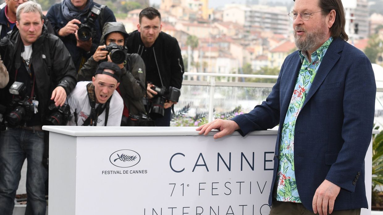 Режиссер Ларс фон Триер на фотосессии фильма The House That Jack Built в рамках 71-го Каннского международного фестиваля Режиссер Ларс фон Триер на фотосессии фильма The House That Jack Built в рамках 71-го Каннского международного фестиваля