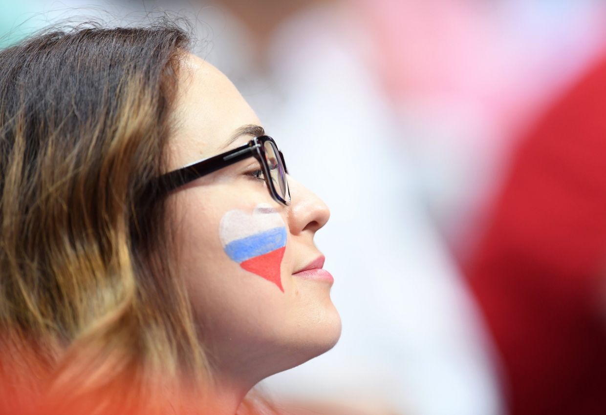 Российская болельщица во время матча по волейболу