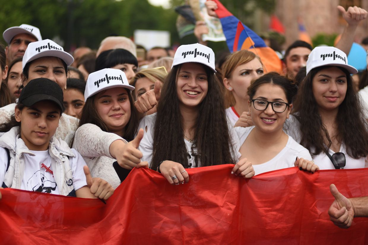 Сторонники Никола Пашиняна радуются его избранию на пост премьер-министра Армении. 8 мая 2018