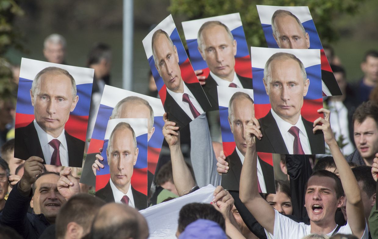 Жители Белграда с портретами президента России Владимира Путина