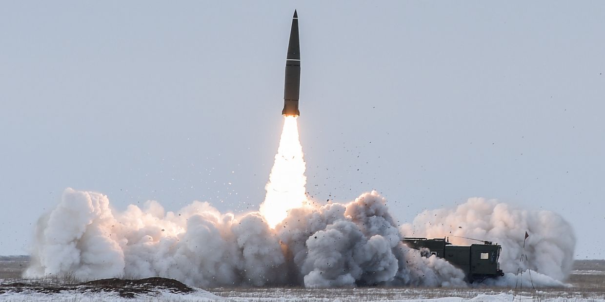 Пуск баллистической ракеты оперативно-тактического ракетного комплекса Искандер-М Пуск баллистической ракеты оперативно-тактического ракетного комплекса Искандер-М
