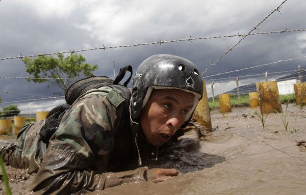 Солдат уругвайского спецназа участвует в международном соревновании Fuerzas Comando 2011
