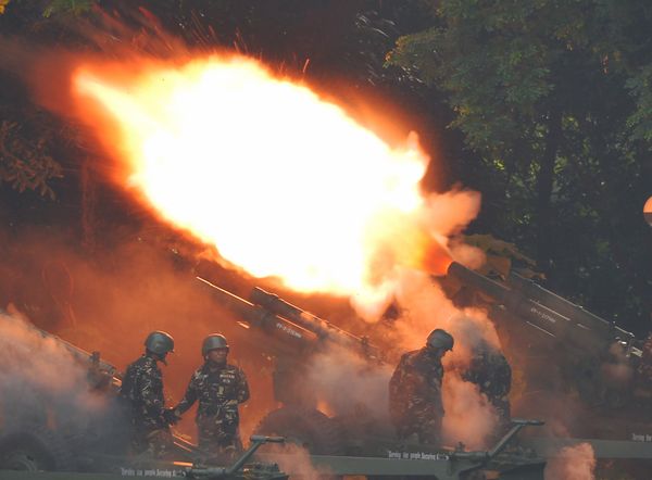 Филипинские военнослужащие ведут артиллерийский огонь