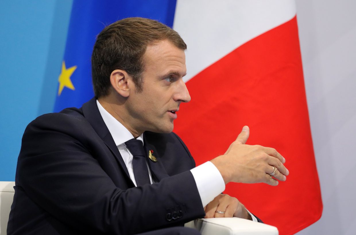 Президент Франции Эммануэль Макрон во время беседы с президентом РФ Владимиром Путиным на полях саммита лидеров Группы двадцати G20 в Гамбурге. 8 июля 2017