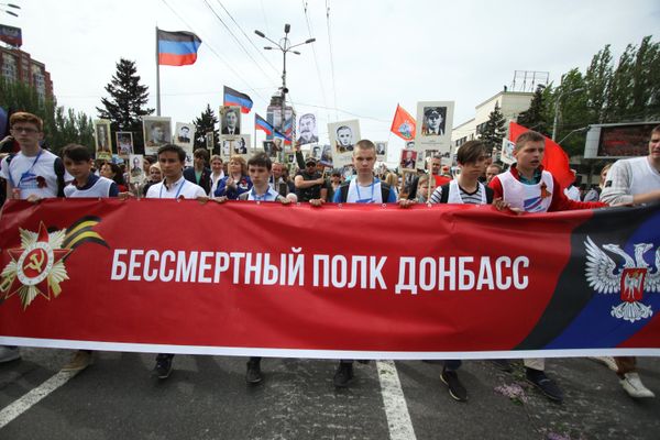 Участники акции Бессмертный полк в Донецке. 9 мая 2018