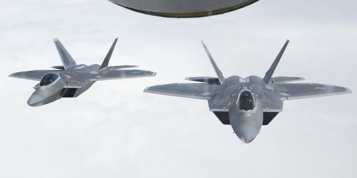 Американские истребители F-22 Раптор