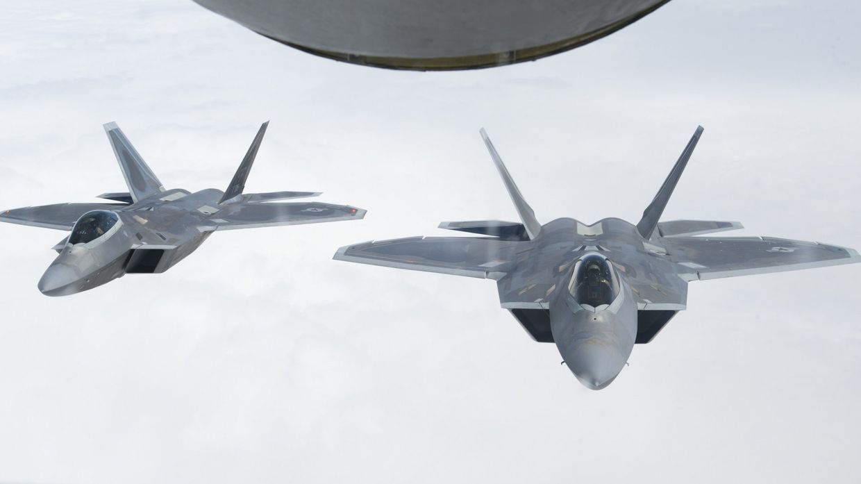 Американские истребители F-22 Раптор