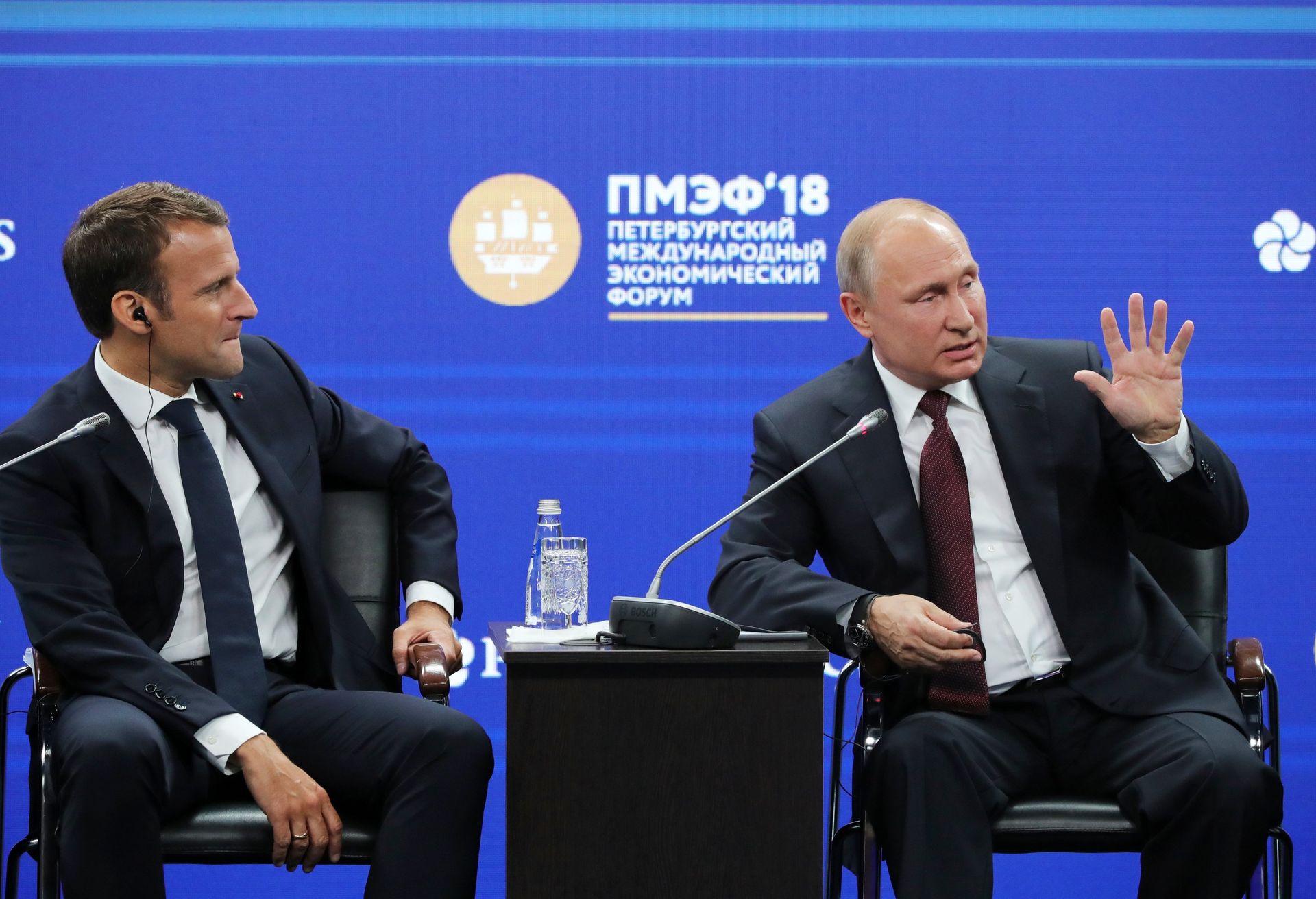 Президент РФ В. Путин принял участие во втором дне работы ПМЭФ - 2018Президент РФ Владимир Путин и президент Французской Республики Эммануэль Макрон (слева) во время бизнес-диалога Россия - Франция в рамках Петербургского международного экономического форума - 2018 - ИноСМИ, 1920, 23.12.2020